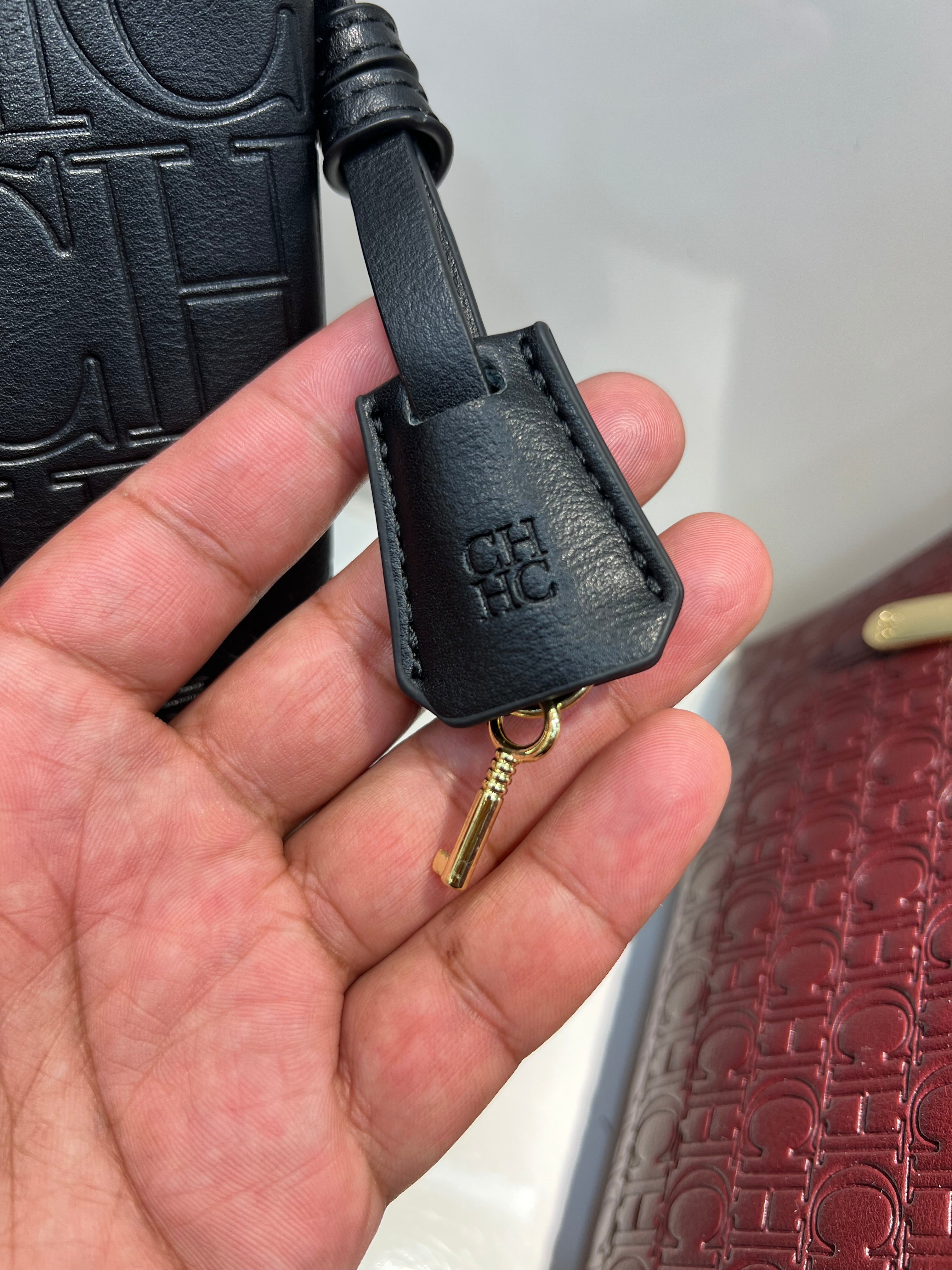 CARTERA DE MANO CAROLINA HERRERA MINI CON PAÑUELO Y CANDADO (INCLUYE LLAVE)