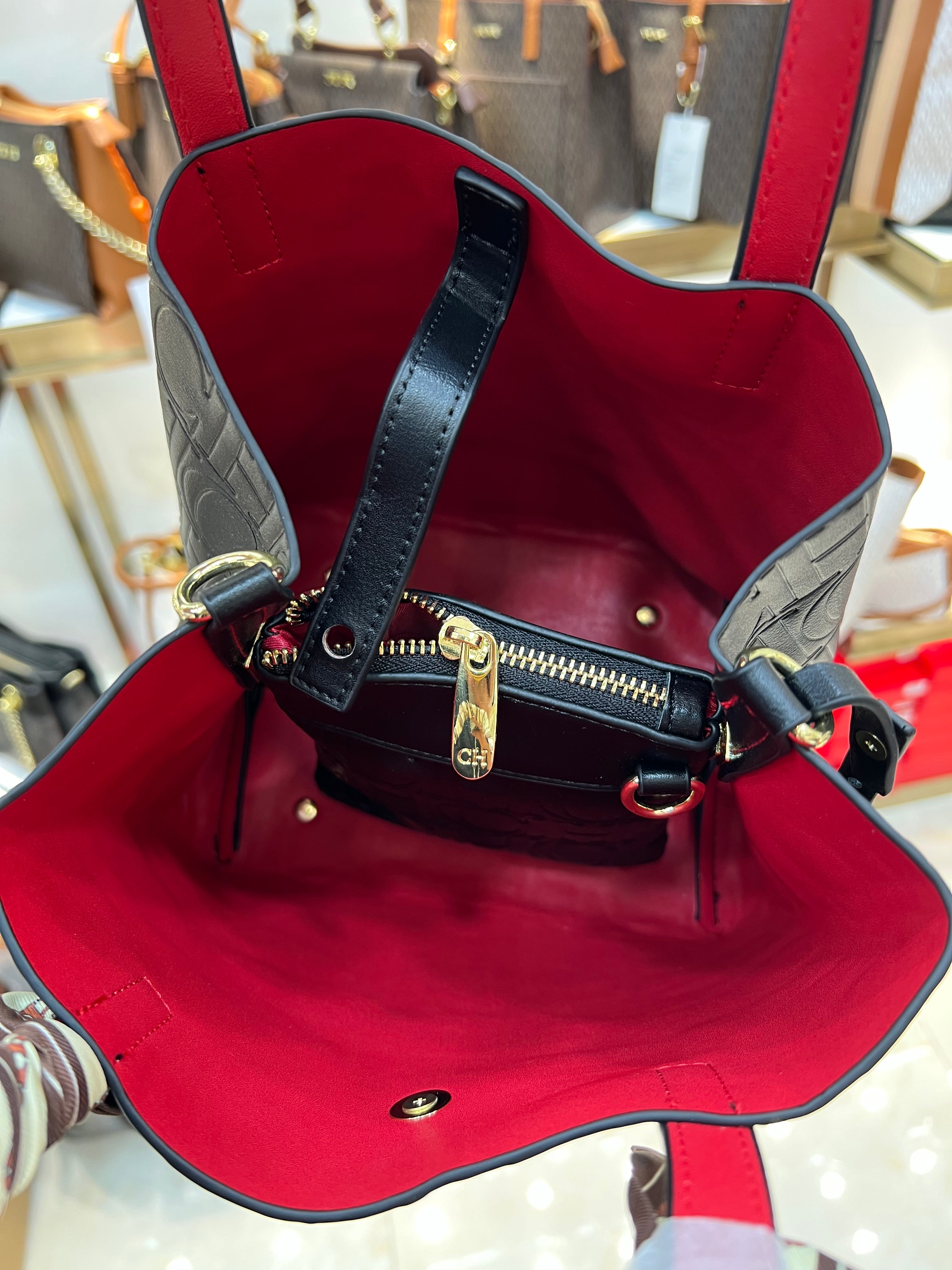 CARTERA DE MANO CAROLINA HERRERA MINI CON PAÑUELO Y CANDADO (INCLUYE LLAVE)