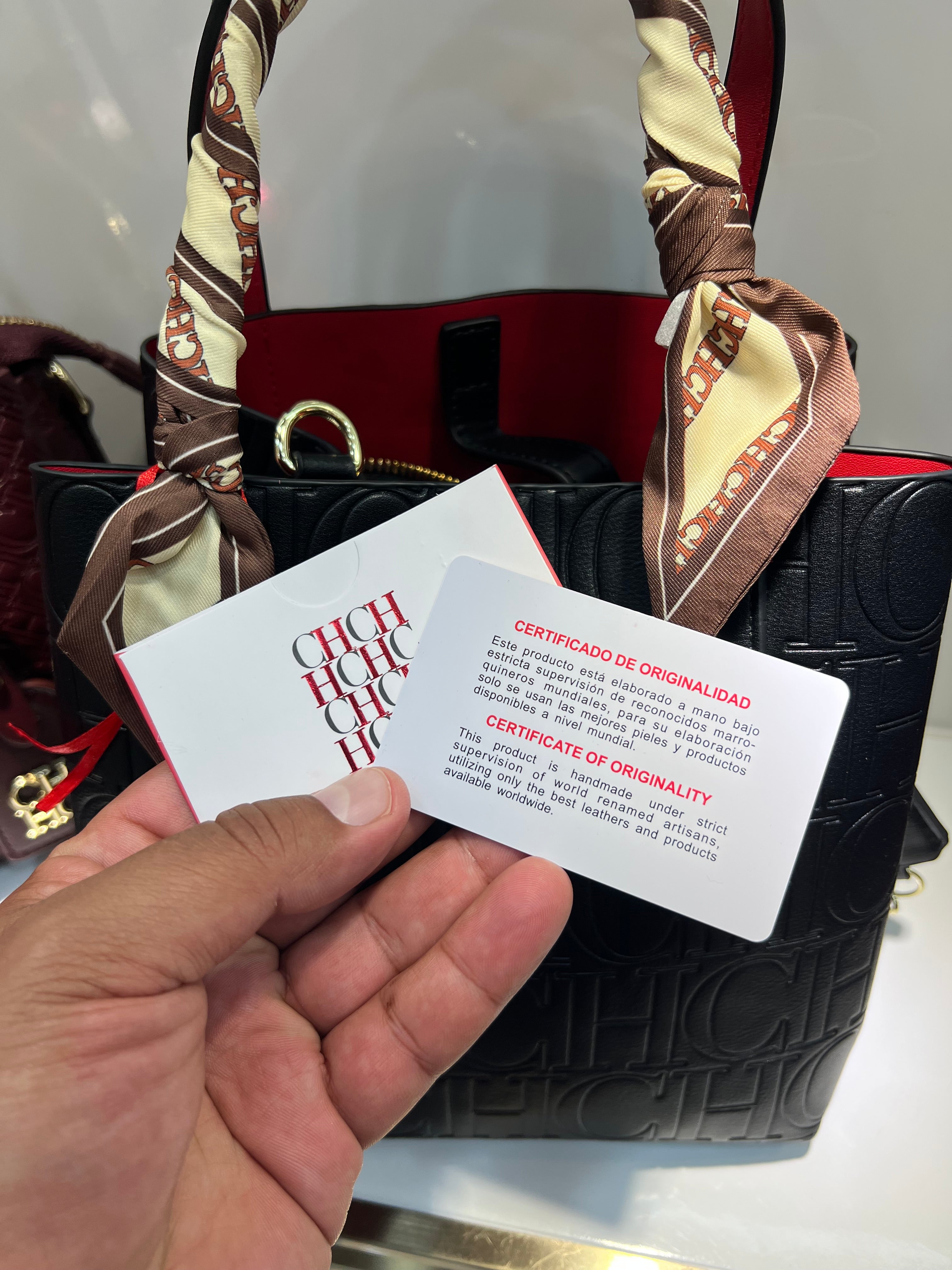 CARTERA DE MANO CAROLINA HERRERA MINI CON PAÑUELO Y CANDADO (INCLUYE LLAVE)