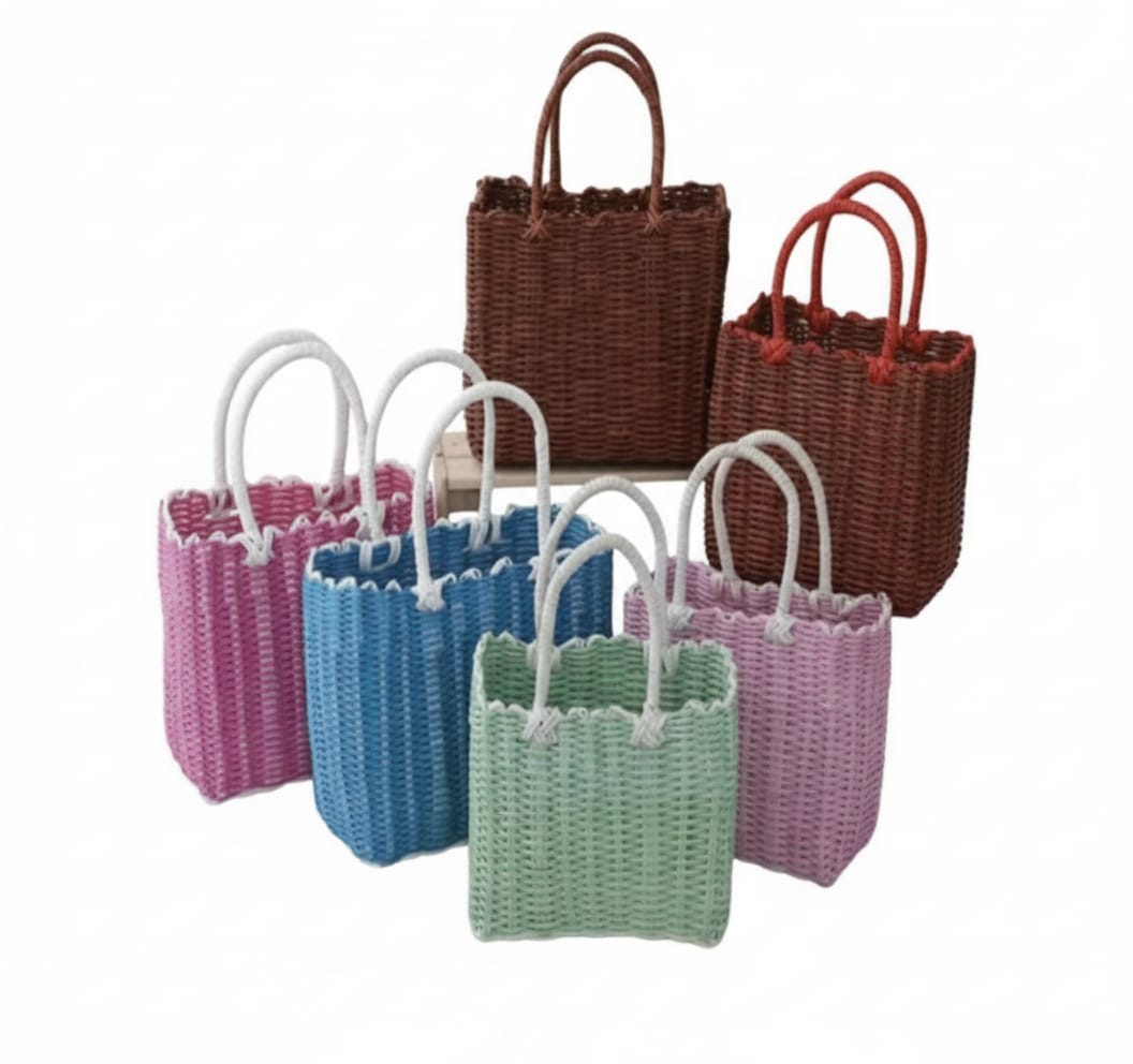 CARTERA PEQUEÑA DE PLASTICO TRENZADO DE COLORES
