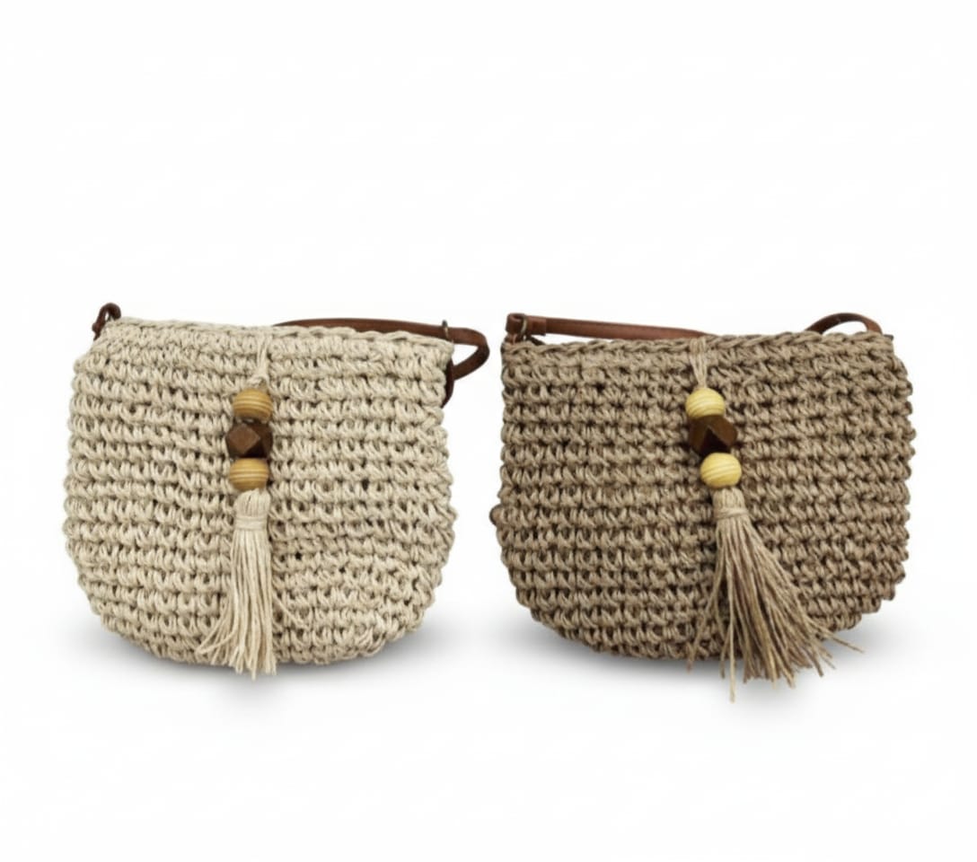 CARTERA SEMICIRCULAR DE TEJIDO CON BORLA