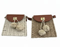 CARTERA CUADRADA TEJIDA CON SOLAPA CAMEL Y POMPONES BOHO