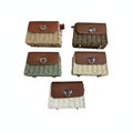 CARTERA BICOLOR CON SOLAPA MARRON Y CUERPO DE RAFIA TEJIDA