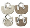CARTERA TOTE DE RAFIA TEJIDA CON SILUETA MEDIA LUNA Y ASA DE HOMBRO
