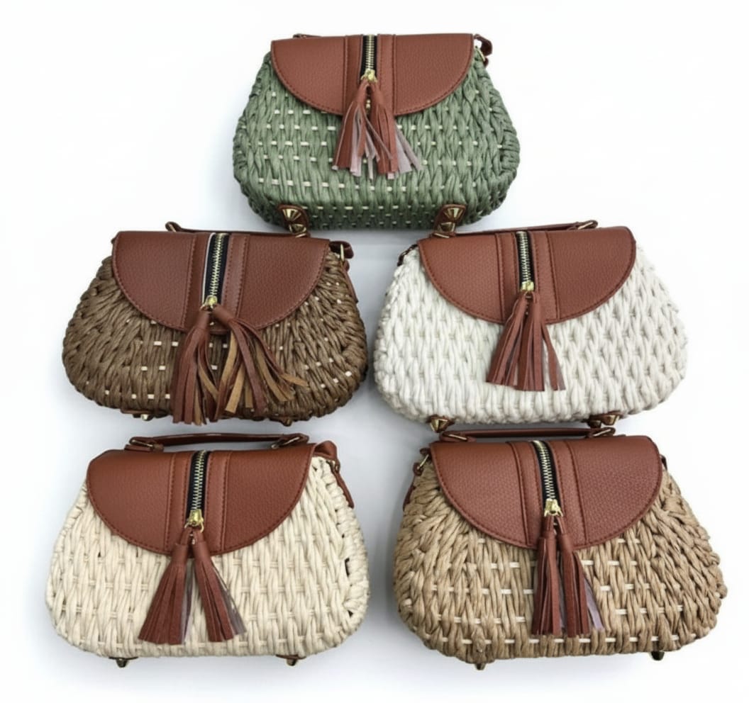 CARTERA BANDOLERA SEMILUNA TEJIDA CON SOLAPA